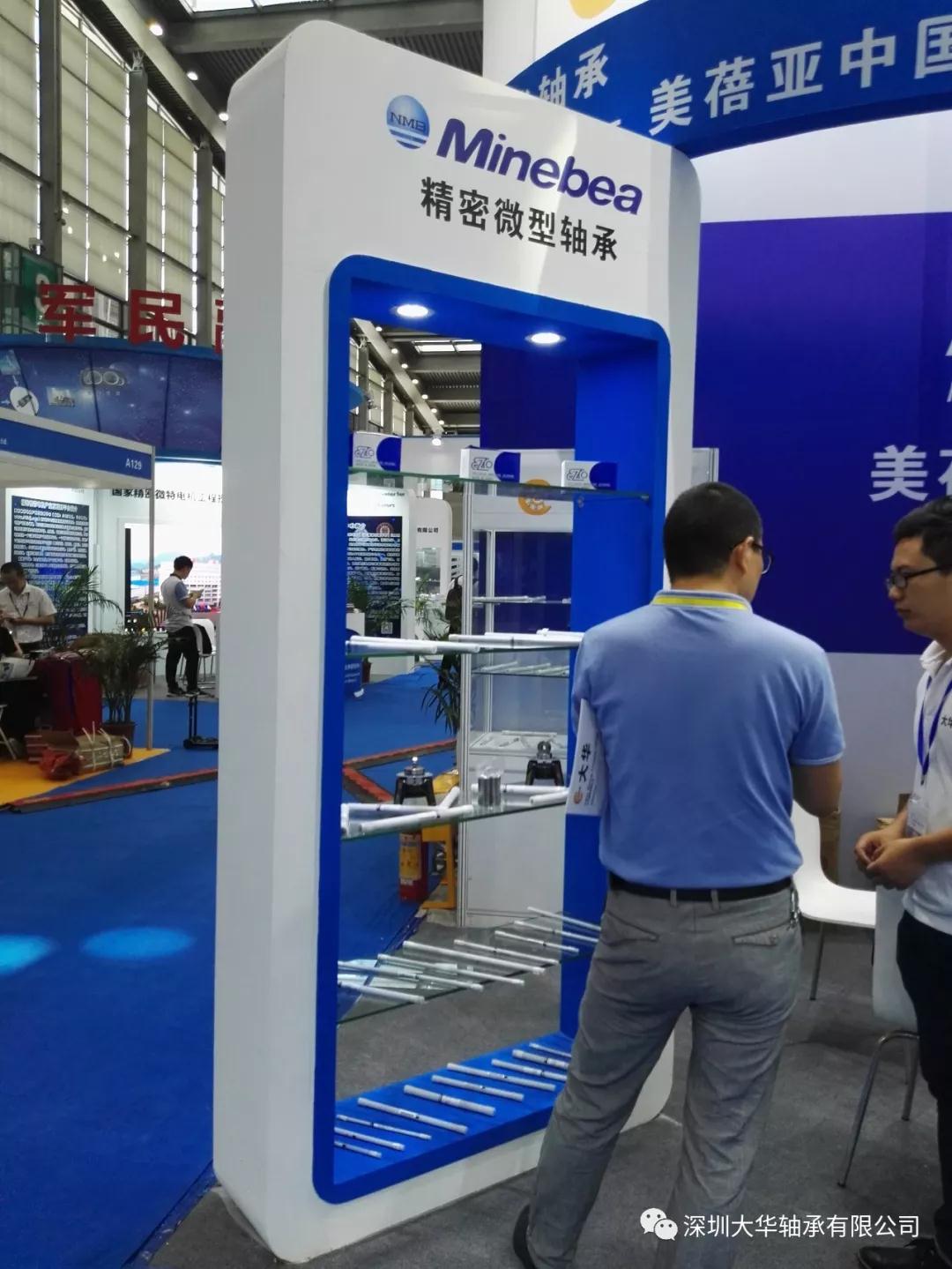 客戶在樣品區(qū)與大華軸承業(yè)務(wù)員交談 客戶在樣品區(qū)與大華軸承業(yè)務(wù)員交談