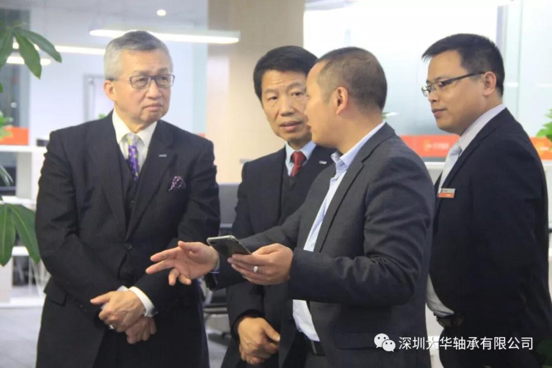 東培董事長在TPI事業部陪同下參觀 東培董事長在TPI事業部陪同下參觀